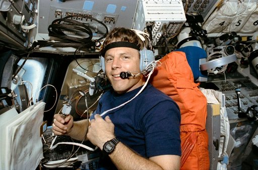 STS-56 Pilot Oswald uses SAREX on forward flight deck of Discovery, OV-103