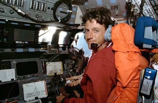 STS-56 MS1 Foale uses SAREX on forward flight deck of Discovery, OV-103