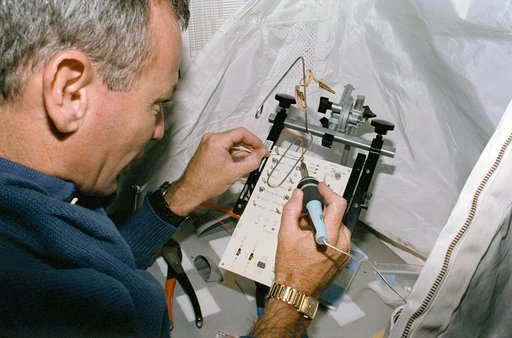 STS-57 Pilot Duffy uses TDS soldering tool in SPACEHAB-01 aboard OV-105