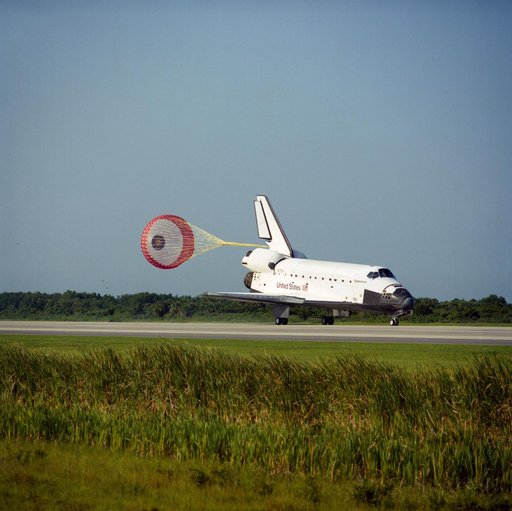 STS-57 Endeavour, OV-105, with drag chute deployed lands on KSC SLF runway 33