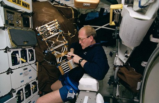 Astronaut Sam Gemar works with Middeck O-Gravity Dynamics Experiment (MODE)