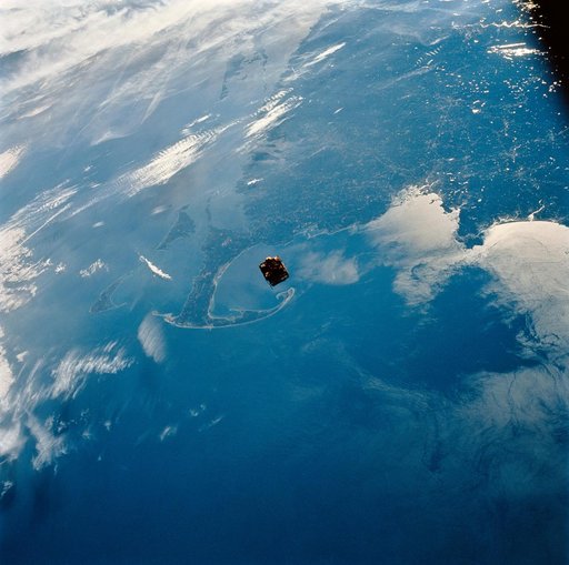 SPARTAN-201 satellite begins separation from Shuttle Discovery