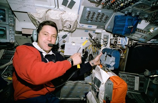 STS-65 Commander Cabana with SAREX-II on Columbia's, OV-102's, flight deck