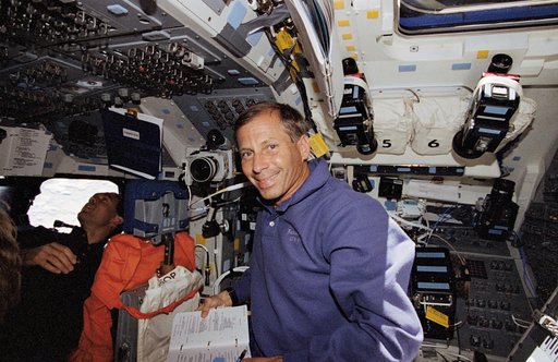 STS-69 crewmembers on Endeavour's flight deck