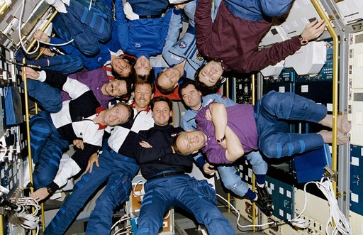 STS-71, Mir 18 and Mir 19 crews pose for inflight portrait
