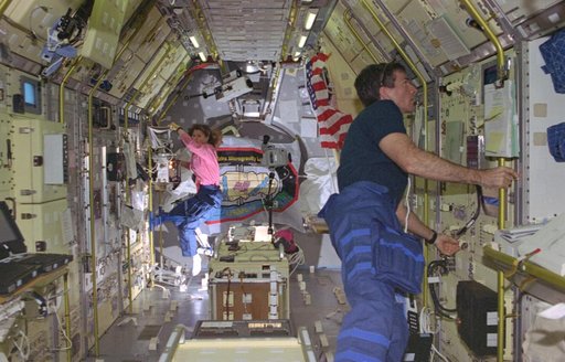 STDCE, Payload Specialist Fred Leslie works at the STDCE rack in USML-2 Spacelab