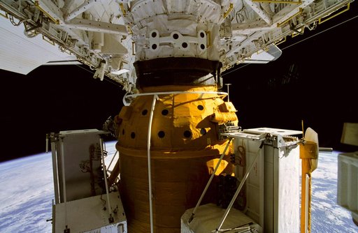 Rendezvous and docking between Atlantis and Mir space station