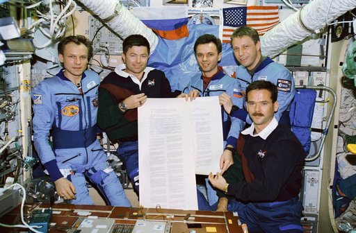 STS-74 and Mir 20 crewmembers with U.N. scroll
