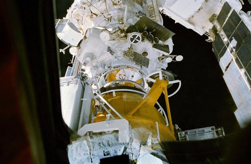Rendezvous and docking between Atlantis and Mir space station