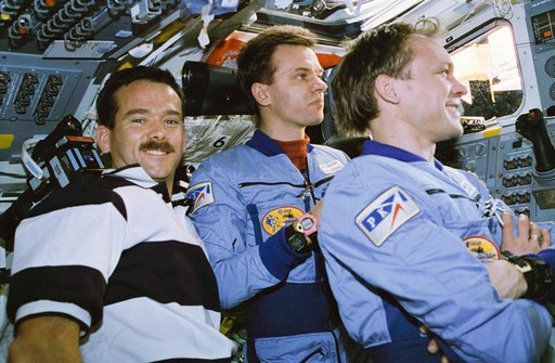 Astronaut Hadfield and Mir 20 crewmembers on Atlantis aft flight deck