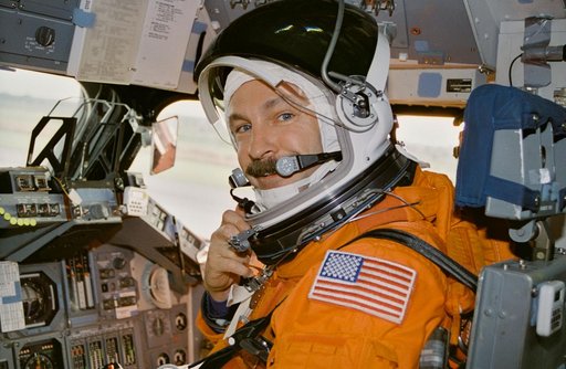 Views of the STS-77 crewmembers upon landing