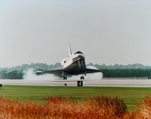 View of the STS-77 Endeavour landing at KSC