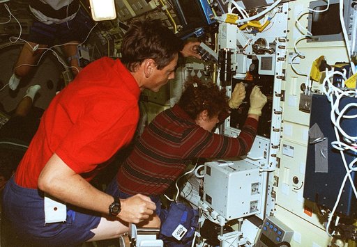 BDPU, Helms places new test chamber into experiment module in LMS-1 Spacelab