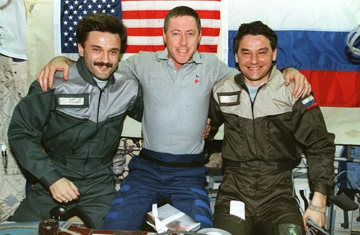 STS-81 Cmdr poses for portrait with Mir 22 crew