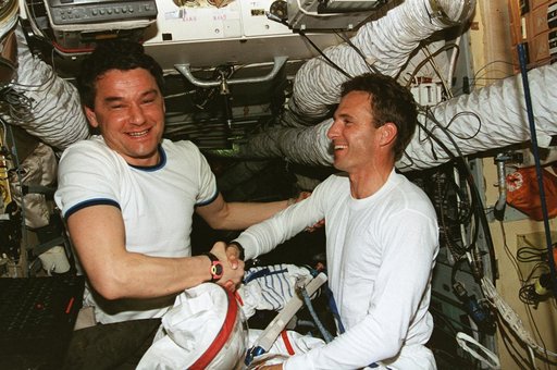 MS Linenger performs suits check on Russian pressure suit