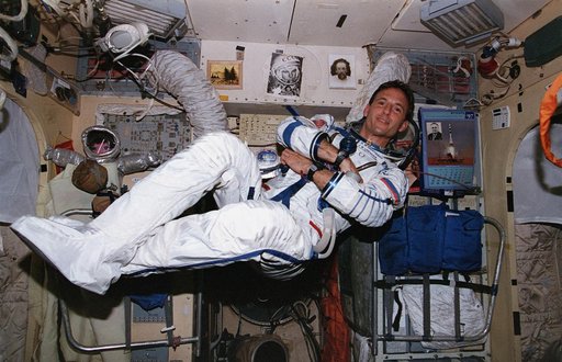 MS Linenger performs suits check on Russian pressure suit