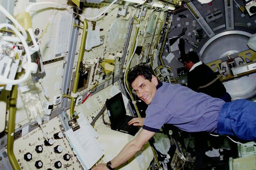 CM-1 - MS Thomas and PS Linteris in Spacelab