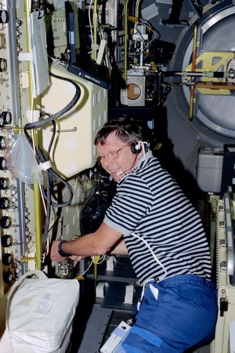 CM-1 - PS Crouch in front of rack