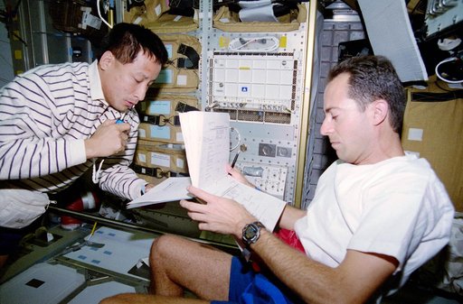 Lu and Clervoy discuss transfer operations in the Spacehab