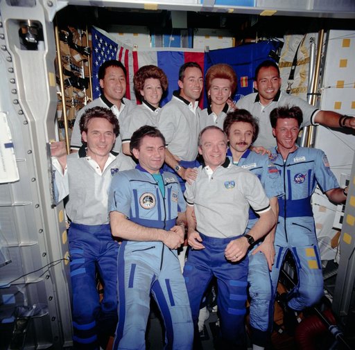 STS-84 and Mir 23 crews take portraits in the Spacehab
