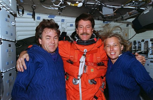 De-orbit crew preparations include suiting up in LES