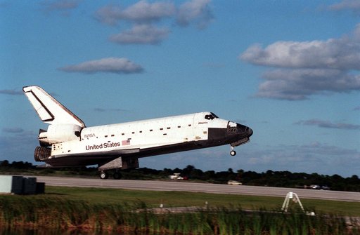 Various views of the STS-86 orbiter Atlantis landing at KSC