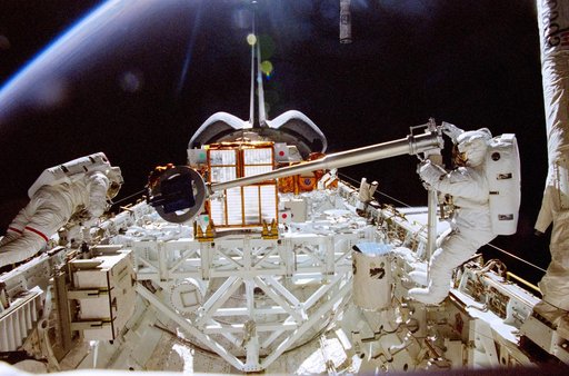 Scott and Doi conduct tool evaluations during second EVA of STS-87