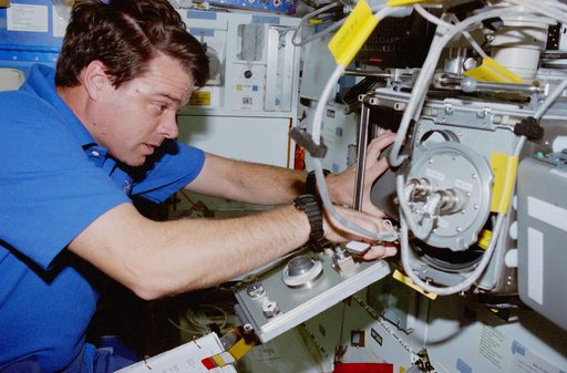 USMP-4 MGBX, Kregel sets up glovebox