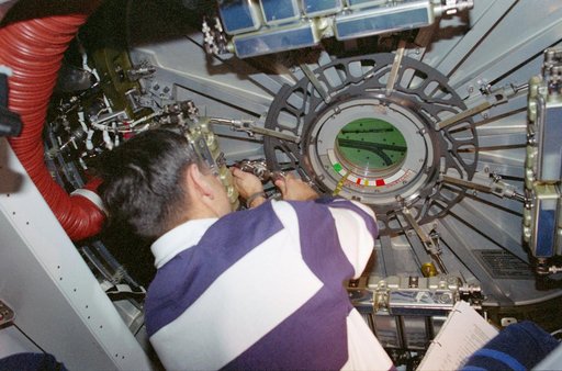 Cabana closes the hatch leading to the ISS stack