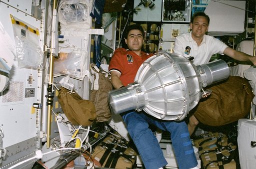 STS-89 crewmembers hold a gyrodyne intended for transfer to the Mir
