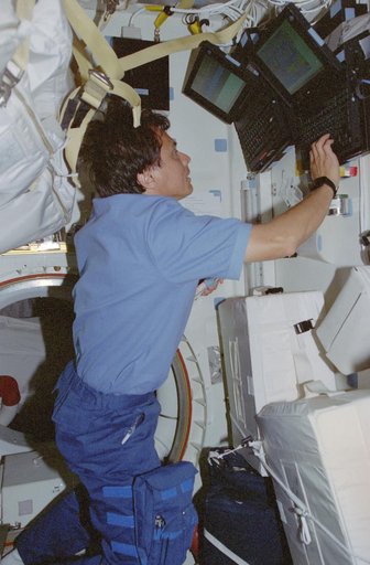 AMS,Chang-Diaz works with computers in the middeck