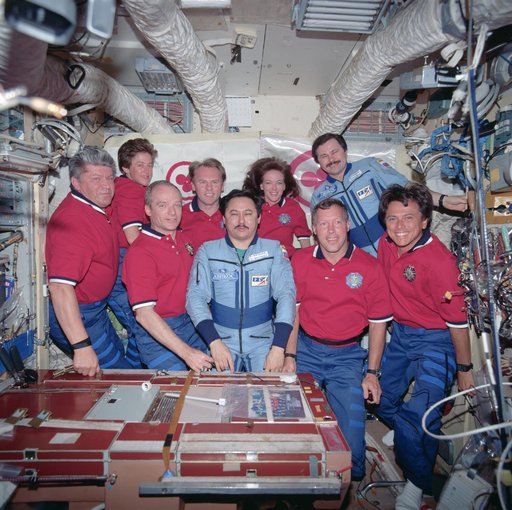 STS-91 and Mir 25 crew portraits onboard the Mir Space Station