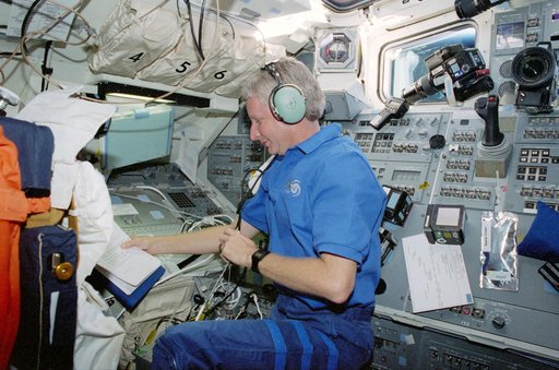 STS-93 MS Hawley works with the SAREX II equipment on the flight deck