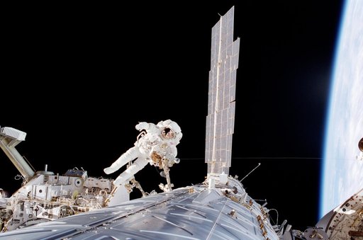 MS Curbeam attaches APFR hardware to the U.S. Laboratory