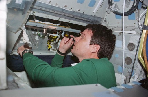 STS-99 Commander Kregel works on the DDRE on OV-105's flight deck