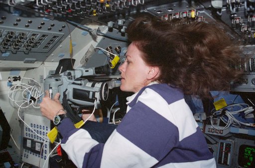 STS-99 MS Kavandi sets up a video camera on OV-105's flight deck