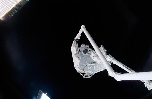 View of the "handshake" between Endeavour's RMS and the SSRMS during STS-100