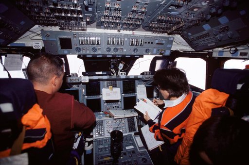 STS-109 PLT Carey and MS Currie on forward flight deck