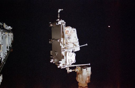 Herrington translates on SSRMS with CETA cart during STS-113 EVA 2