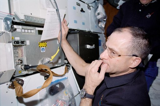 Pettit works with PCG-STES on Endeavour's MDK during STS-113