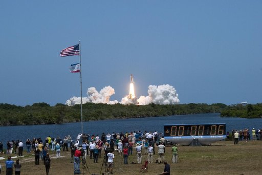 sts132-s-005
