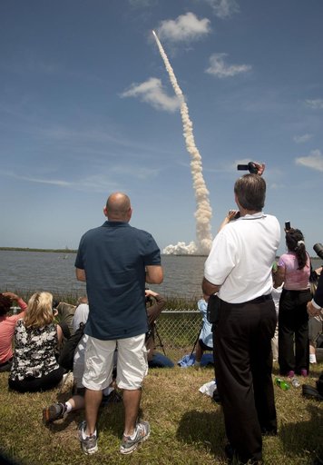 Visitors during STS-132 Space Shuttle Atlantis Launch