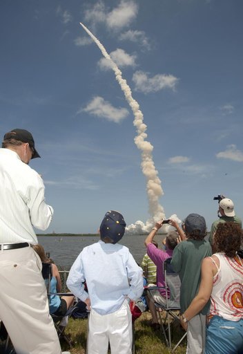 Visitors during STS-132 Space Shuttle Atlantis Launch
