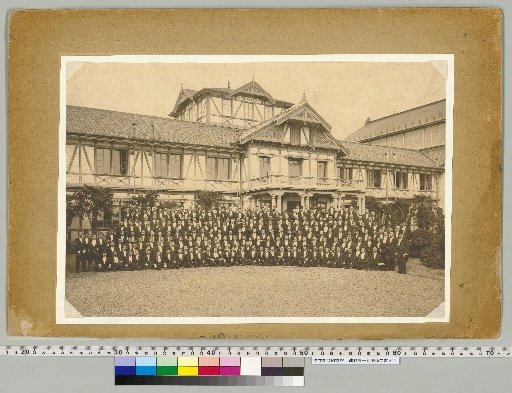 [Photograph] (All Members of the House of Representatives [Photo] (In front of the House of Representatives Entrance))