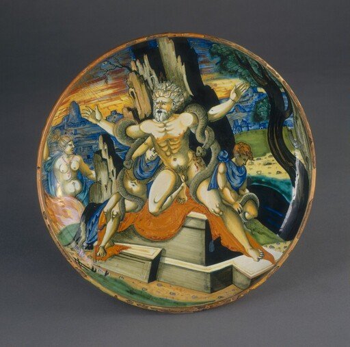 Shallow bowl on low foot with the death of Laocoön and his two sons