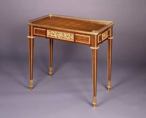 Writing Table (table à écrire)