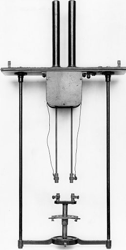 Brush arc lamp with two carbons