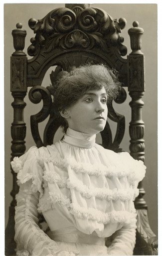 photograph Minnie Fiske in " Love Finds the Way"