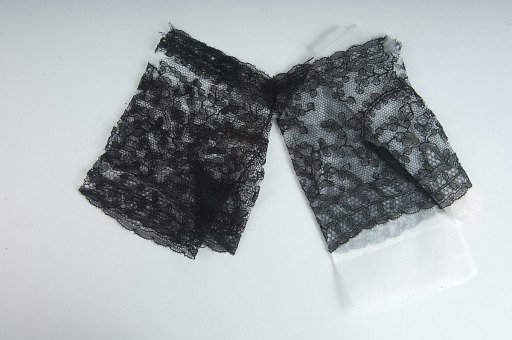 Short Black Silk Chantilly Bobbin Lace Mitts