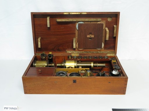 Projection Polariscope
